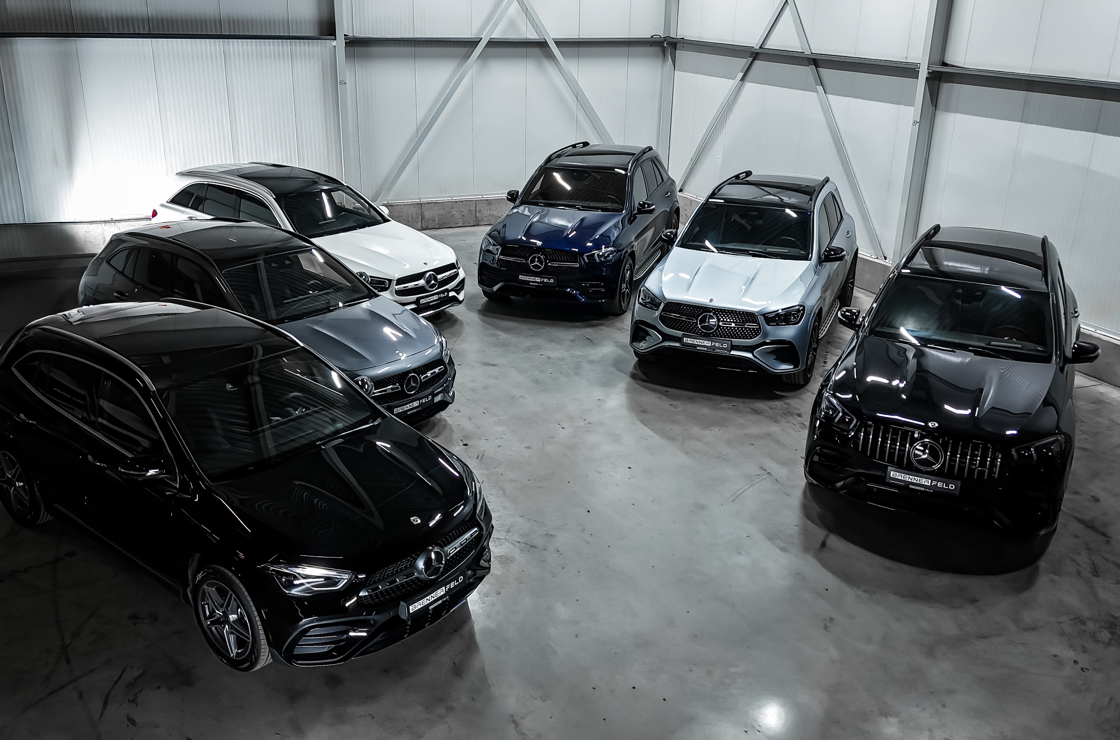 Auto's in de showroom