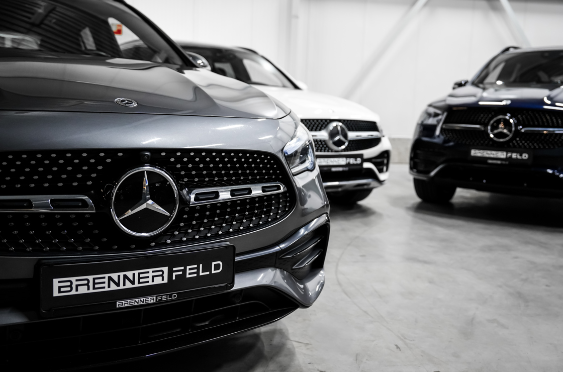 Auto's in de showroom